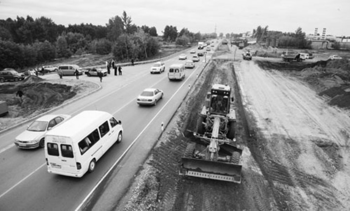 Советское шоссе. В последнее время реконструкции дорог уделяется все большее внимание. Фото Сергея ДЯТЛОВА. Архив