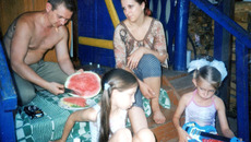 Всем семейством сидим на крылечке. Фото из семейного архива ПЕРКОВЫХ