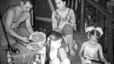 Всем семейством сидим на крылечке. Фото из семейного архива ПЕРКОВЫХ