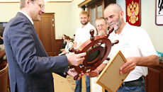 Вчера  путешест- венников принял губернатор  Василий Юрченко. «Вы удивили многих  не только  в стране,  но и в мире, — сказал губернатор. — Даже Владимир Путин спрашивал меня: откуда такая традиция — ведь у вас морей нет? — Но есть могучая река — ответил я». Фото Михаила ПЕРМИНА