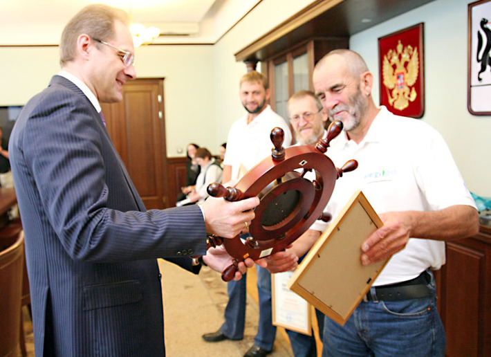 Вчера  путешест- венников принял губернатор  Василий Юрченко. «Вы удивили многих  не только  в стране,  но и в мире, — сказал губернатор. — Даже Владимир Путин спрашивал меня: откуда такая традиция — ведь у вас морей нет? — Но есть могучая река — ответил я». Фото Михаила ПЕРМИНА