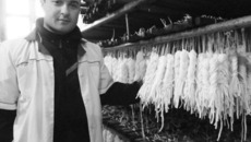 Технолог Эльдар Сурманидзе со свежесваренным сыром. Фото Зои ТЮРИНОЙ.