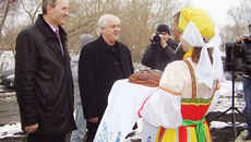Глава Краснозерского района Александр Баев и министр сельского хозяйства Новосибирской области Георгий Иващенко (слева направо)  на открытии  молочного мини-завода в селе Веселовском. Фото Марины ЛУПЕЙКЕНЕ.