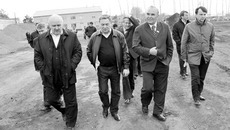 Депутаты и члены правительства на «первом километре». Фото Виталия МИХАЙЛОВА