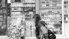 Львиную долю ассортимента уличных ларьков составляют сигареты. Фото Михаила ПЕРМИНА.