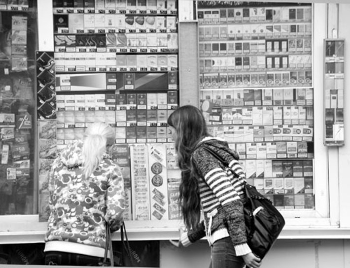 Львиную долю ассортимента уличных ларьков составляют сигареты. Фото Михаила ПЕРМИНА.