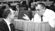 Из чего складываются тарифы ЖКХ и на что они уходят — рассуждают депутаты Олег Сметанин и Николай Мочалин. Фото Михаила ПЕРМИНА.