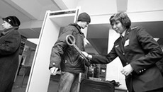 Проверка металлодетектором на сегодняшний день вынужденная необходимость. Фото с www.vg.ru