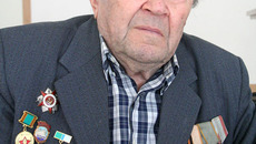 Виктор Арсентьевич и сегодня  помнит, как говорят пушки... Фото Елены КОСТИНОЙ