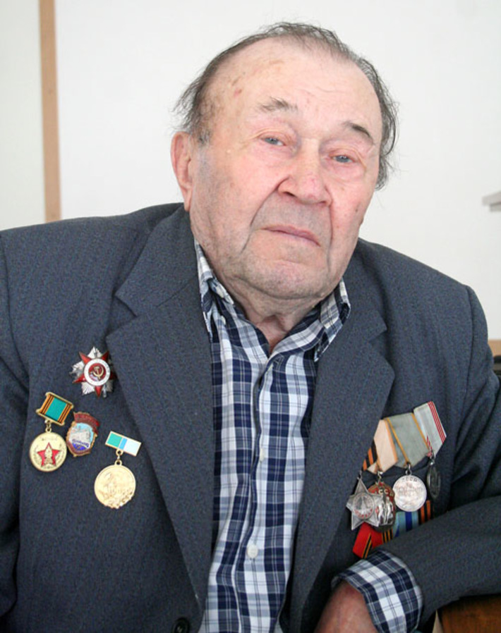 Виктор Арсентьевич и сегодня  помнит, как говорят пушки... Фото Елены КОСТИНОЙ