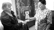 Галина Рыкова вручает дисконтную социальную карту Анне Мишустиной. Теперь можно спокойно ехать на дачу. Фото Михаила ПЕРМИНА