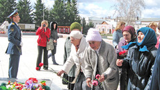 Вдовы принесли цветы к монументу Славы