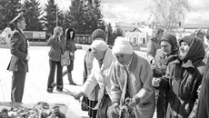 Вдовы принесли цветы к монументу Славы