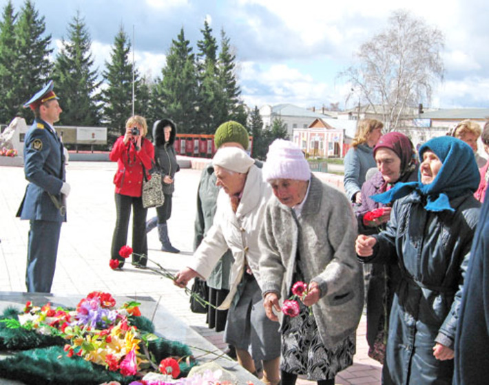 Вдовы принесли цветы к монументу Славы