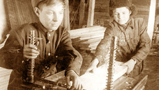 Молодые рабочие «Сибметаллстроя». Фото 1942—1943 гг. Фото с портала «Новосибирск в годы Великой Отечественной войны»