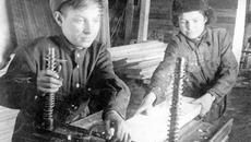 Молодые рабочие «Сибметаллстроя». Фото 1942—1943 гг. Фото с портала «Новосибирск в годы Великой Отечественной войны»