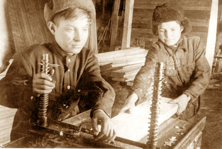 Молодые рабочие «Сибметаллстроя». Фото 1942—1943 гг. Фото с портала «Новосибирск в годы Великой Отечественной войны»
