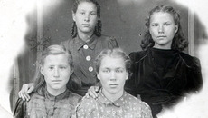 Тоня Сидоркина (верхняя слева)  с подружками. Март 1946 года