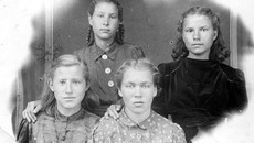 Тоня Сидоркина (верхняя слева)  с подружками. Март 1946 года