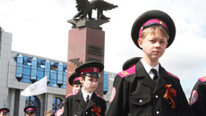 Вчера  в Новосибирске  на площади Карла Маркса состоялась торжественная церемония возложения цветов к памятнику трижды Героя Советского Союза маршала авиации А. И. Покрышкина. Фото Михаила ПЕРМИНА