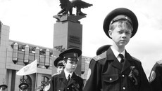 Вчера  в Новосибирске  на площади Карла Маркса состоялась торжественная церемония возложения цветов к памятнику трижды Героя Советского Союза маршала авиации А. И. Покрышкина. Фото Михаила ПЕРМИНА