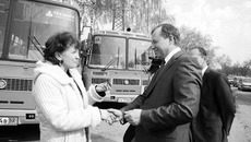 Директор Березиковской школы Тогучинского района Лариса Петухова получает ключи от нового автобуса из рук Владимира Никонова. Фото Сергея ДЯТЛОВА