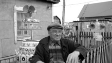 Анатолий Савин  в своём «парке» флюгеров. Фото Виталия ЗЛОДЕЕВА