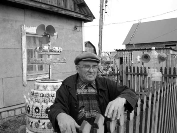 Анатолий Савин  в своём «парке» флюгеров. Фото Виталия ЗЛОДЕЕВА