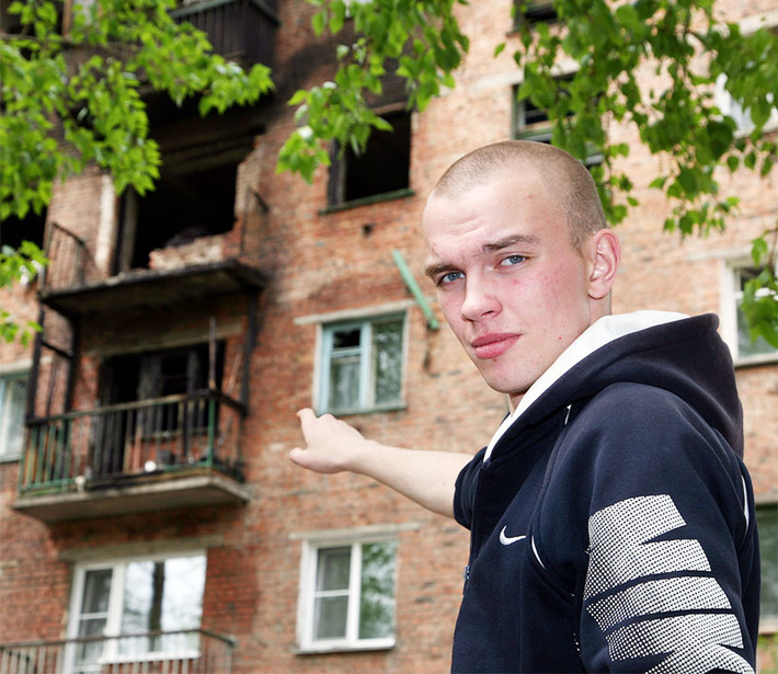 Антон Исаев, 17-летний парень, первым бросился в подъезд взорвавшегося дома, чтобы спасти людей. В экстремальной ситуации, по собственному признанию, он действовал исключительно по наитию. Фото Павла КОМАРОВА