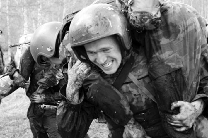 Вынос раненого  с поля боя  и преодоление препятствий — обязательные задания на экзамене. Фото Дмитрия БОЛДЫРЕВА
