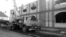 Здание библиотеки возводят в Довольном местные строители. К их работе претензий нет. Фото Нины ЕГОРОВОЙ