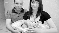 Дениска мирно спал на руках у родителей. Фото Павла КОМАРОВА