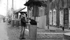 Синие баки стали приметой нового, чистого Болотного . Фото Дарьи ДОРОТОВОЙ