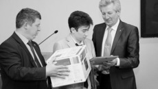 Награду в номинации «Лучшая зарисовка» получает Мирослав Жёлтиков,  ученик 11-го класса Ордынской школы №1, юнкор молодёжной газеты «Берега». Фото Павла КОМАРОВА