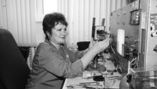 Электромеханик КИПа Елена Хрущелёва за 20 лет ни разу не пожалела о своем профессиональном выборе. Фото Сергея ДЯТЛОВА