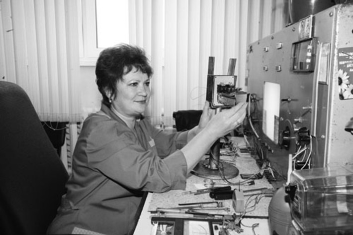 Электромеханик КИПа Елена Хрущелёва за 20 лет ни разу не пожалела о своем профессиональном выборе. Фото Сергея ДЯТЛОВА