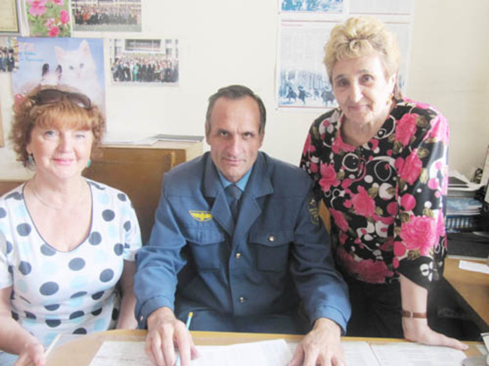 Александр Егорович и его помощницы  по работе в совете ветеранов Асильбике Гайфуковна Титенко и Тамара Васильевна Ковалева — отличная команда. Фото Елены КОСТИНОЙ