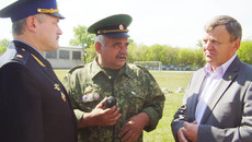 (Слева направо) генерал-майор Аркадий Чмыхайло с ветеранами-пограничниками Николаем Фомичевым и Василием Пронькиным – главой Баганского района . Фото Марины ЛУПЕЙКЕНЕ