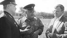 (Слева направо) генерал-майор Аркадий Чмыхайло с ветеранами-пограничниками Николаем Фомичевым и Василием Пронькиным – главой Баганского района . Фото Марины ЛУПЕЙКЕНЕ