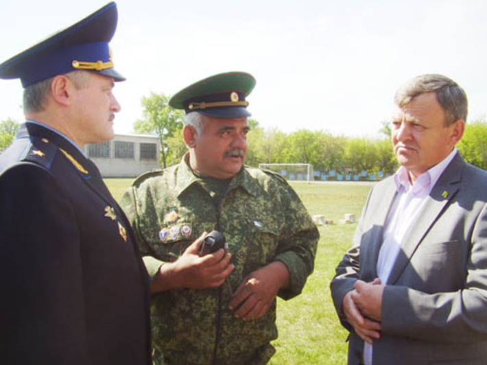 (Слева направо) генерал-майор Аркадий Чмыхайло с ветеранами-пограничниками Николаем Фомичевым и Василием Пронькиным – главой Баганского района . Фото Марины ЛУПЕЙКЕНЕ