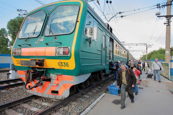 Дачный сезон набирает обороты. Люди стремятся вырваться из шумного мегаполиса. Фото Павла КОМАРОВА
