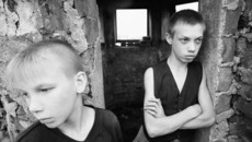 Случаи, когда дети, оставшиеся без родителей, оказываются на улице, увы, не редки в России. Фото с сайта www.old.biz.ru