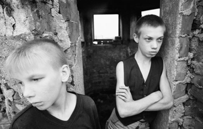 Случаи, когда дети, оставшиеся без родителей, оказываются на улице, увы, не редки в России. Фото с сайта www.old.biz.ru