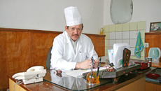 За тридцатилетнюю практику Владимиру Гнидину удалось сохранить жизнь многим безнадёжным пациентам. Фото Дарьи ДОРОТОВОЙ