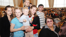 В числе награжденных и Лидия Гамаюнова — мать 11 детей. Фото Сергея ПЕРМИНА