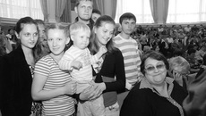 В числе награжденных и Лидия Гамаюнова — мать 11 детей. Фото Сергея ПЕРМИНА