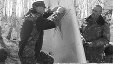 Пограничники на ремонте памятника погибшим лётчикам Барбакадзе А.В. и Плаксину А.Н. Фото Алексея ШЛЫКА