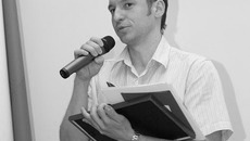 Новосибирская фабрика «Синар» первая в номинации «Лучший сервис-2011» среди ритейлоров в сегменте «Одежда». Почетную статуэтку получает Артем Галимов, директор департамента управления персоналом ОАО «Синар». Фото Павла КОМАРОВА