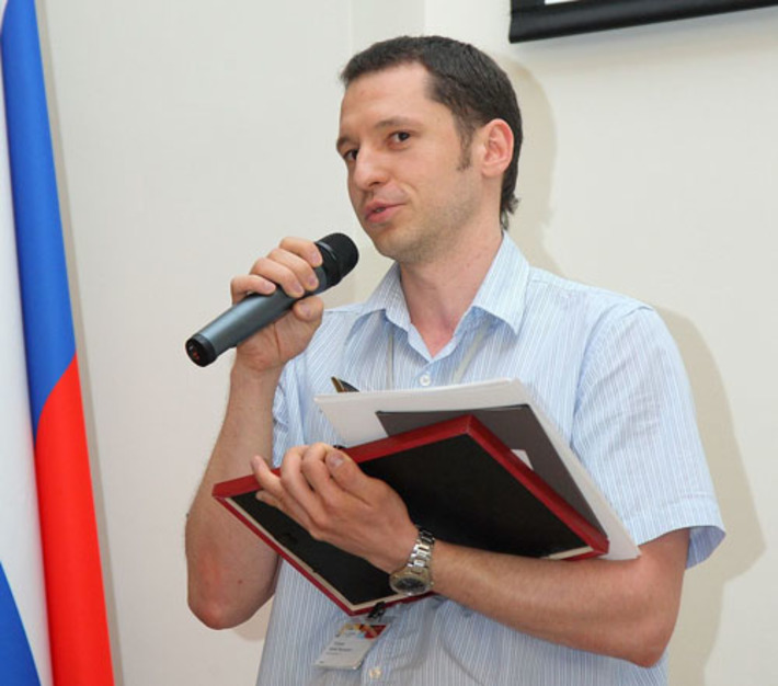Новосибирская фабрика «Синар» первая в номинации «Лучший сервис-2011» среди ритейлоров в сегменте «Одежда». Почетную статуэтку получает Артем Галимов, директор департамента управления персоналом ОАО «Синар». Фото Павла КОМАРОВА