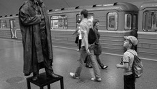 Живой «Пушкин» и ожившие  герои его произведений  в новосибирском метро. Фото Павла КОМАРОВА